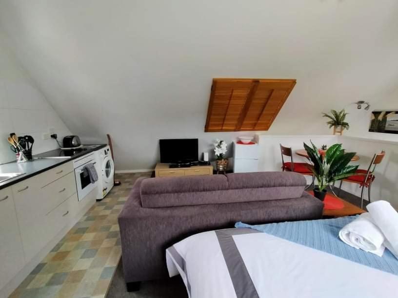 Studio On Golders - Two Minutes To The Lake And Quick Drive To Town! Apartment Taupo Bagian luar foto