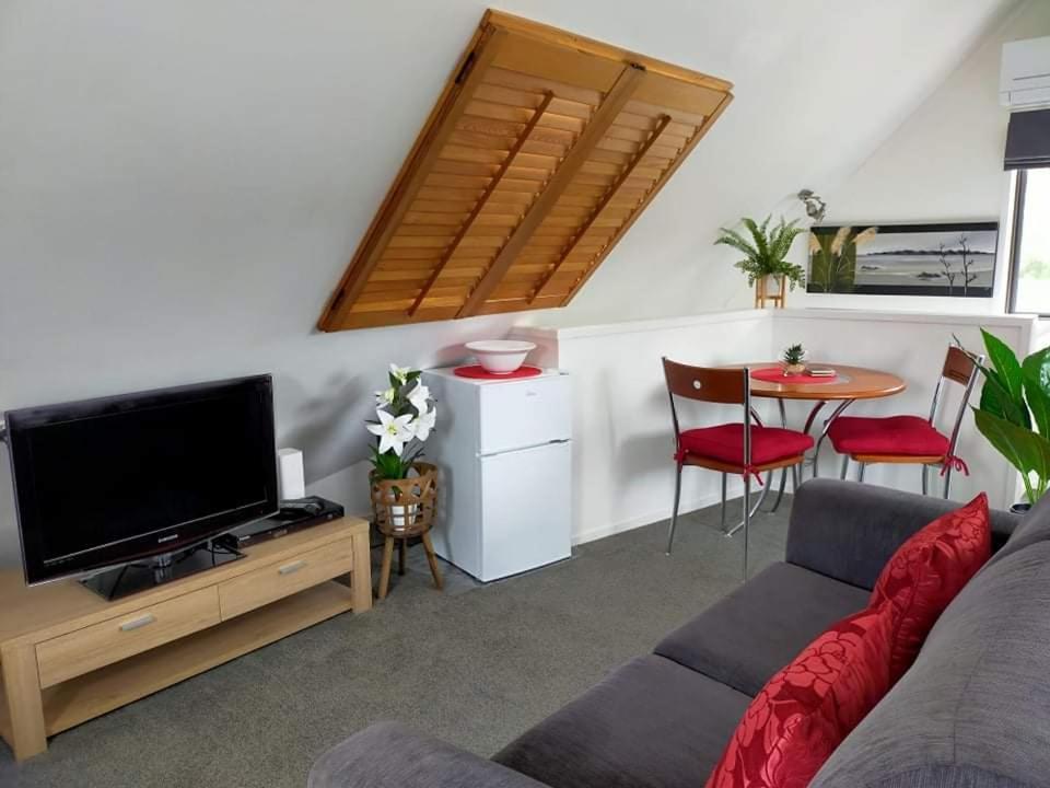 Studio On Golders - Two Minutes To The Lake And Quick Drive To Town! Apartment Taupo Bagian luar foto