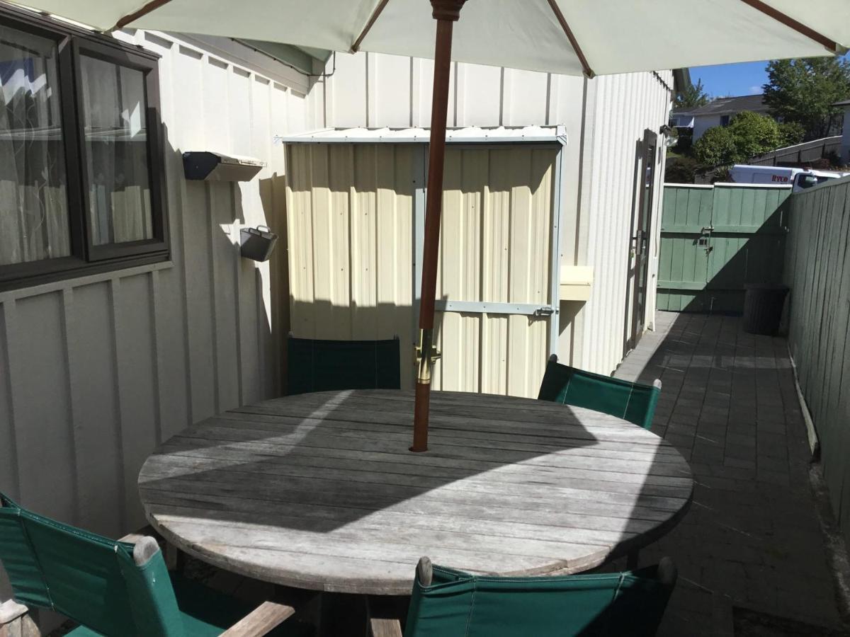 Studio On Golders - Two Minutes To The Lake And Quick Drive To Town! Apartment Taupo Bagian luar foto