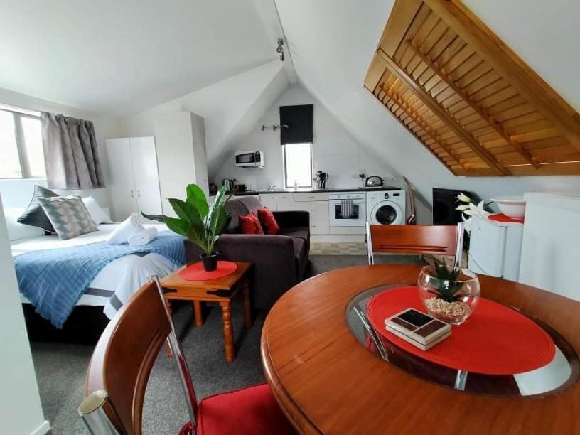 Studio On Golders - Two Minutes To The Lake And Quick Drive To Town! Apartment Taupo Bagian luar foto